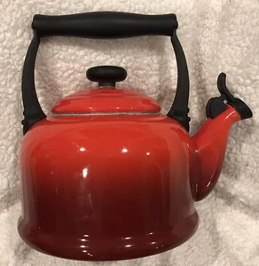 Le Creuset Emaille Pfeifen Teekessel, 2,2 Quart roter Farbverlauf Glanz schön - Bild 1 von 6