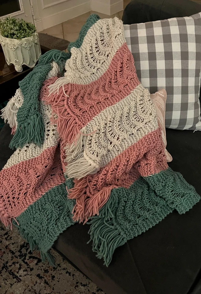 Antigo Crochê Afegão Lap Throw Rosa Marfim Sálvia 37" X 50" com Franja de Fio cada Extremidade - Imagem 1 de 4