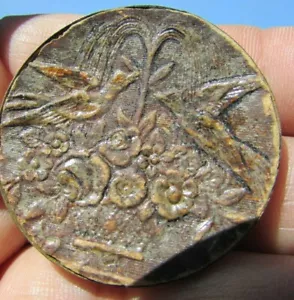 Antiker Knopf Vögel Blume großes Bildmotiv Komposition Pressholz Messing - Bild 1 von 12