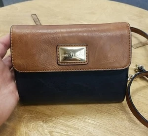 Umhängetasche/verstellbar/umwandelbar zu Handschlaufe Hand Clutch Neu mit Etikett marineblau/brn - Bild 1 von 16