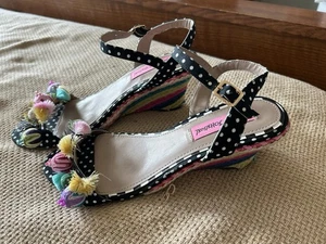 Betsey Johnson Women’s Multicolor Wedge Heel Dress Sandals Toe Tchotchkes Sz 8.5 - Picture 1 of 10