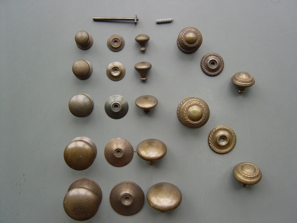 Auswahl an Möbelknöpfen Messing hohl geprägt patiniert 1551 - 1552 - Bild 1 von 1