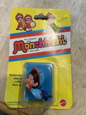 1981 Monchhichi Mini Outfielder Vinil Selado - Imagem 1 de 4