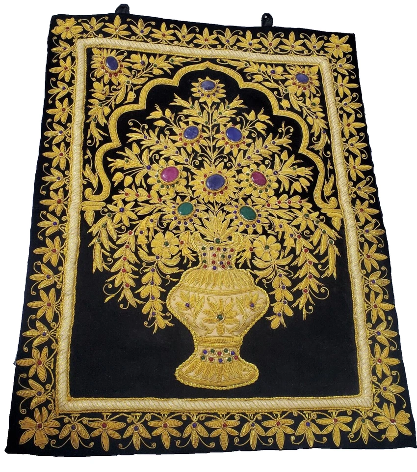 Jarrón floral alfombra negra colgante de pared arte tapiz bordado Zardozi con gema Foto 1 de 4
