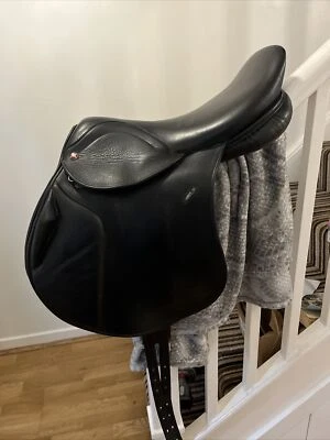 18 Inch Black Leather Barnsby Monoflap Jumping Saddle Narrow Width - Image 1 of 4