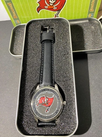 VINTAGE TAMPA BAY BUCCANEERS XXXVII SUPER BOWL WATCH NIB Cover