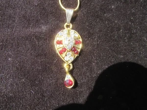 Bolywood Anhänger rot-weiße Strasssteine in goldfarbenem Metall - Bild 1 von 3