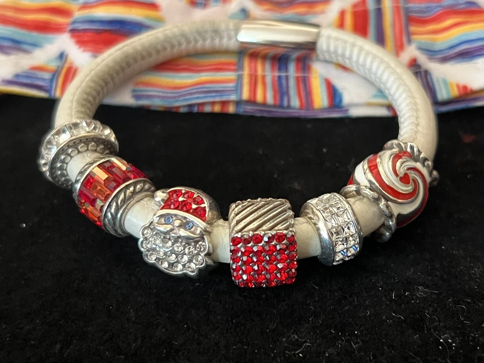 "Brazalete de cuero Woodstock Brighton Holiday Santa Sparkle 7,5"" 6 dijes caramelo" Foto 1 de 1