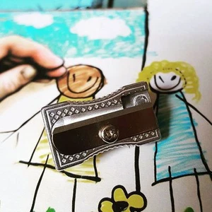 ¡Único! AFILADOR LÁPIZ INSIGNIA cromo MAESTRO regalo ESTUDIANTE escuela PECULIAR diversión - Imagen 1 de 1