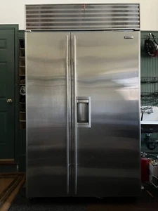 Stainless Steel large Sub-Zero with water dispenser. Great Condition! 632/S - Picture 1 of 2