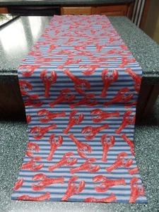 Langostas rojas en azul, tictac a rayas, corredor de mesa hecho a mano, sin forro, 42" x 12" - Imagen 1 de 3