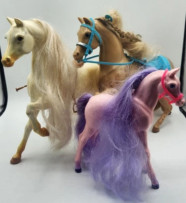 3 De Colección Barbie Belleza Parpadeante Caballo Blanco, Palomino Azul Sillín y Mariposa Pony Foto 1 de 4