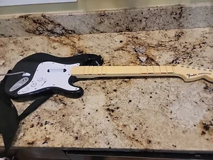 Banda de rock de guitarra inalámbrica Fender Stratocaster para Nintendo Wii SIN DONGLE USADA EN EXCELENTE ESTADO - Imagen 1 de 6