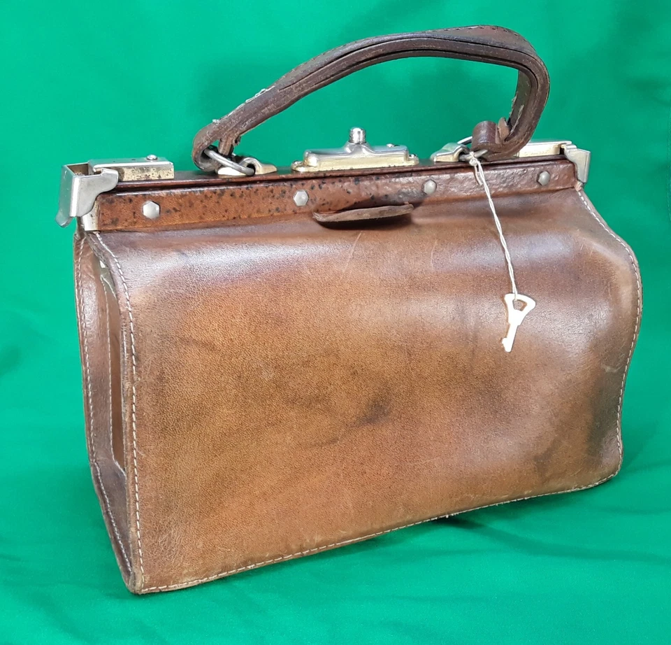 ANCIEN SAC DE MÉDECIN EN CUIR AVEC SA CLÉ - Photo 1/4