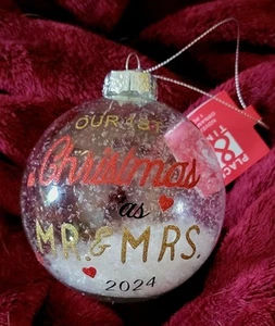 Adornos de vidrio Place & Time *Nuestra primera Navidad Mr & Mrs 2024* *ESTUCHE DE CUATRO* - Imagen 1 de 6