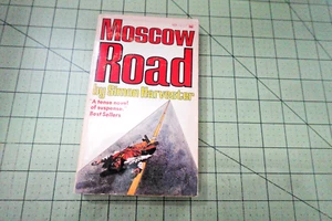 MOSCOW ROAD BY SIMON HARVESTER 1972 VINTAGE MANOR BKS COLD WAR ADVENTURE - Picture 1 of 3