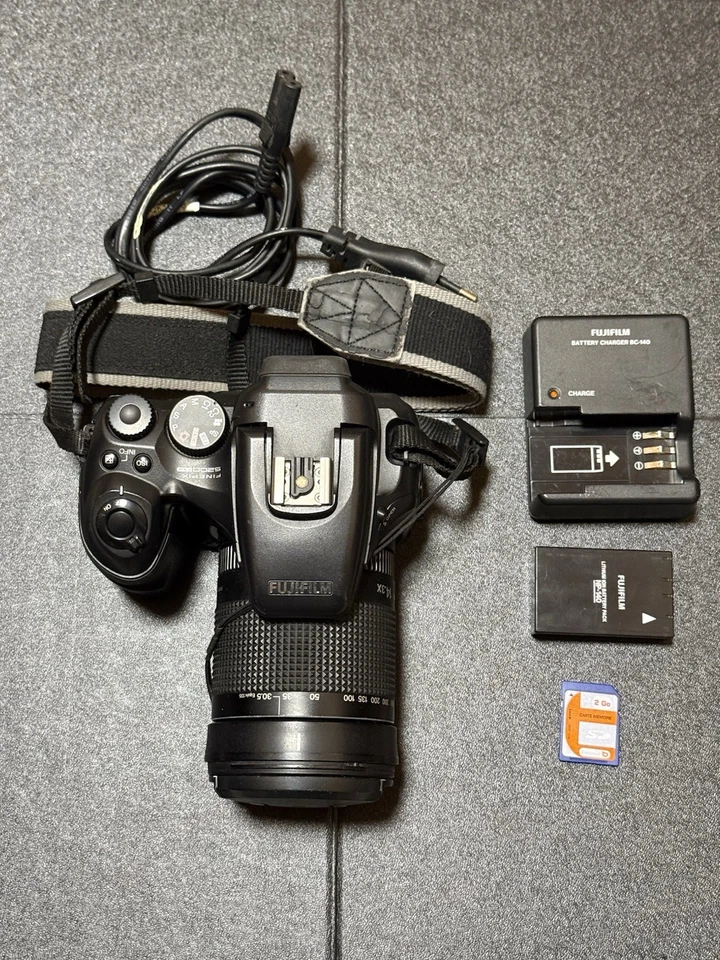 FUJIFILM FINEPIX S200 EXR  Appareil Photo Numérique - Photo 1/4