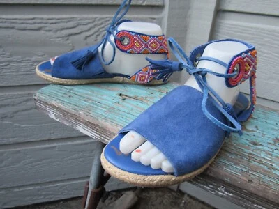 Sandalia plana Sam Edelman SHAE con cuentas para mujer 7,5 azul gamuza borlas envoltura al tobillo Foto 1 de 4