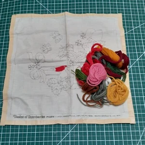 Korb mit Erdbeeren Kissen Set (geöffnet angefangen unvollendet) 13,5 Quadrat 1974 - Bild 1 von 6