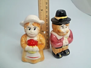 VINTAGE PILGRIM MAN AND LADY WITH APPLES SALT AND PEPPER SHAKERS Granny Core - Picture 1 of 7
