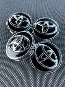 JUEGO DE 4 TAPACUBOS CENTRALES DE RUEDA TOYOTA NEGRO-CROMO 62 mm/2,44 pulgadas - SE ADAPTA A LA MAYORÍA DE LOS MODELOS - Imagen 1 de 10