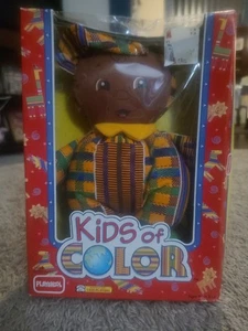 Playskool Kids Of Color bambola afroamericana vestita in panno Kente 1993 - Foto 1 di 8