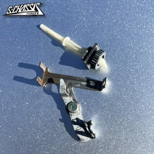 Tuerca de tornillo con bloqueo de liberación de puerta de gasolina para Nissan S13 S14 S15 kit de reparación de combustible chasis - Imagen 1 de 6