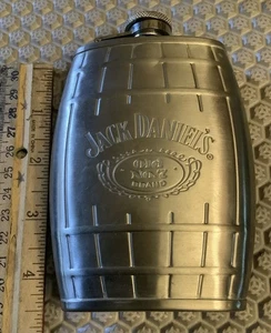 Frasco de whisky Jack Daniels Old No 7 acero inoxidable 6 oz forma de barril 2007 - Imagen 1 de 6
