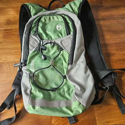 Coleman REVEL 8L 水化背包,骑自行车,远足,无水膀胱绿色 — 第 1/4 张图片