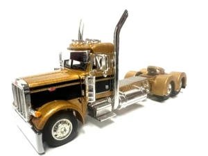 DCP PRIMERA MARCHA ESCALA 1/64 379 PETERBILT CABINA CORTA, DORADO CON RAYA NEGRA - Imagen 1 de 7