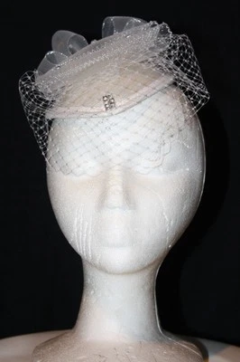 Fascinador feminino de cetim branco com laço e véu - Imagem 1 de 4