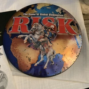 RISK: The Game of Global Domination 2003 Round Metal Tin Edition - COMPLETO - Imagen 1 de 4