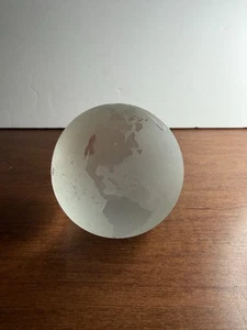 Bank of America World Globe Terra fermacarte inciso cristallo smerigliato vetro trasparente - Foto 1 di 4