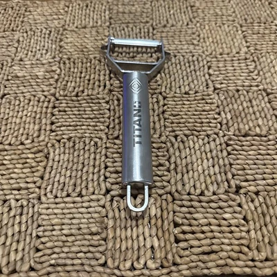 Pelador de verduras de hoja de acero inoxidable Titan herramienta Julienne Foto 1 de 4