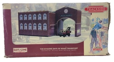 LLEDO TRACKSIDE OO GAUGE 1/76 BR2002 2 PIECE RAILWAY DEPOT DIECAST BR AEC MODEL - Image 1 of 3