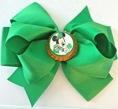 Hermoso lazo para el cabello inspirado en Mickey Mouse del día de San Patricio para niñas.  Foto 1 de 2