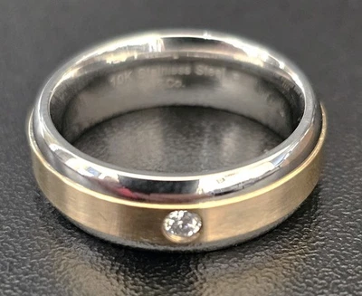 Alianza de boda para hombre talla 9 de acero inoxidable y oro amarillo de 10 quilates solitario de diamantes Foto 1 de 4