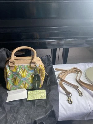 CARTERA DE CUERO CON CUENTAS MARY FRANCES ISLAND FEVER CON CERTIFICADO DE AUTENTICIDAD Y BOLSA PARA EL POLVO LE #2932 Foto 1 de 4