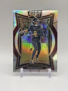 JAYDEN DANIELS - 2024 Panini Select Football #26 - ARGENTO - Rookie Card - Foto 1 di 2