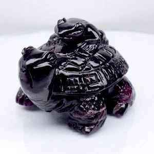 💎 298.93ct Baby Frog Sits on a Turtle Carving Natural Rhodolite Garnet Gemstone - Picture 1 of 8