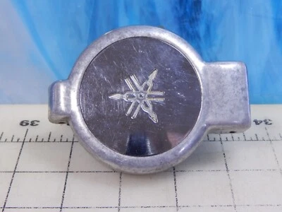 Tapa de combustible de gasolina usada de fábrica logotipo Yamaha OEM 1960 años 70 aluminio Foto 1 de 4