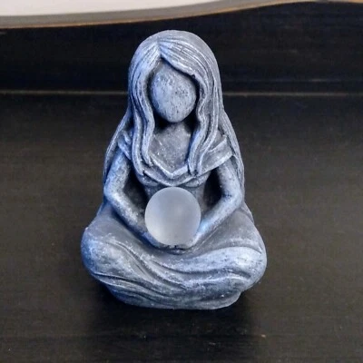 Estatua de Diosa Luna de Resina-Estatuilla Madre Tierra Sosteniendo Orbe de Vidrio Esmerilado Foto 1 de 4