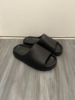 Diapositivas Yeezy de ónix negro talla 8 Foto 1 de 4