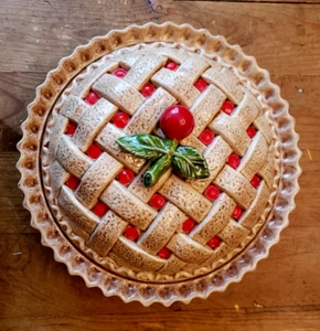De colección. Plato para hornear cubierto de cerámica de pastel de cereza roja de 10" con diseño de celosía de tapa - Imagen 1 de 19
