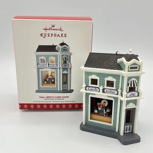 Hallmark Keepsake Korners Hall Bro’s Card Shop ornamento ricordo 2017 QRP5962 - Foto 1 di 12