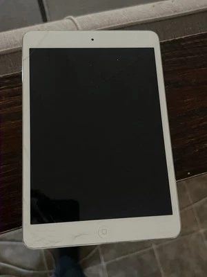 Ipad Mini 2 32gb Wifi White Cracked Screen - Image 1 of 4