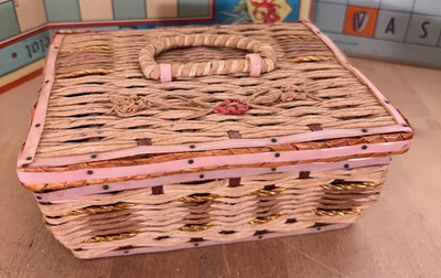 Cesta de costura pequeña vintage, tejida con tapa con bisagras, hecha en Japón Foto 1 de 4