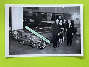 FOTO ENCONTRADA 4X6 del antiguo concesionario de exhibición de automóviles Cadillac 1964 cupé DeVille - Imagen 1 de 2