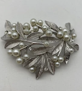 Spilla vintage Trifari finta perla e strass foglia ramo tono argento firmata - Foto 1 di 11