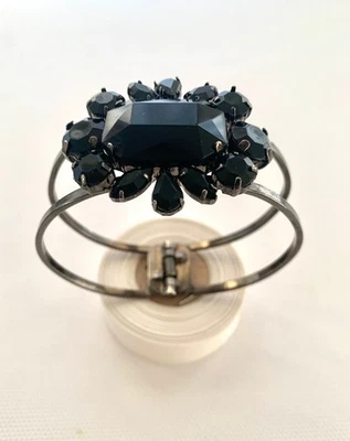 Brazalete de moda con brazalete de cabujón ovalado de ónix negro sintético, estilo de cierre abierto con bisagra Foto 1 de 4